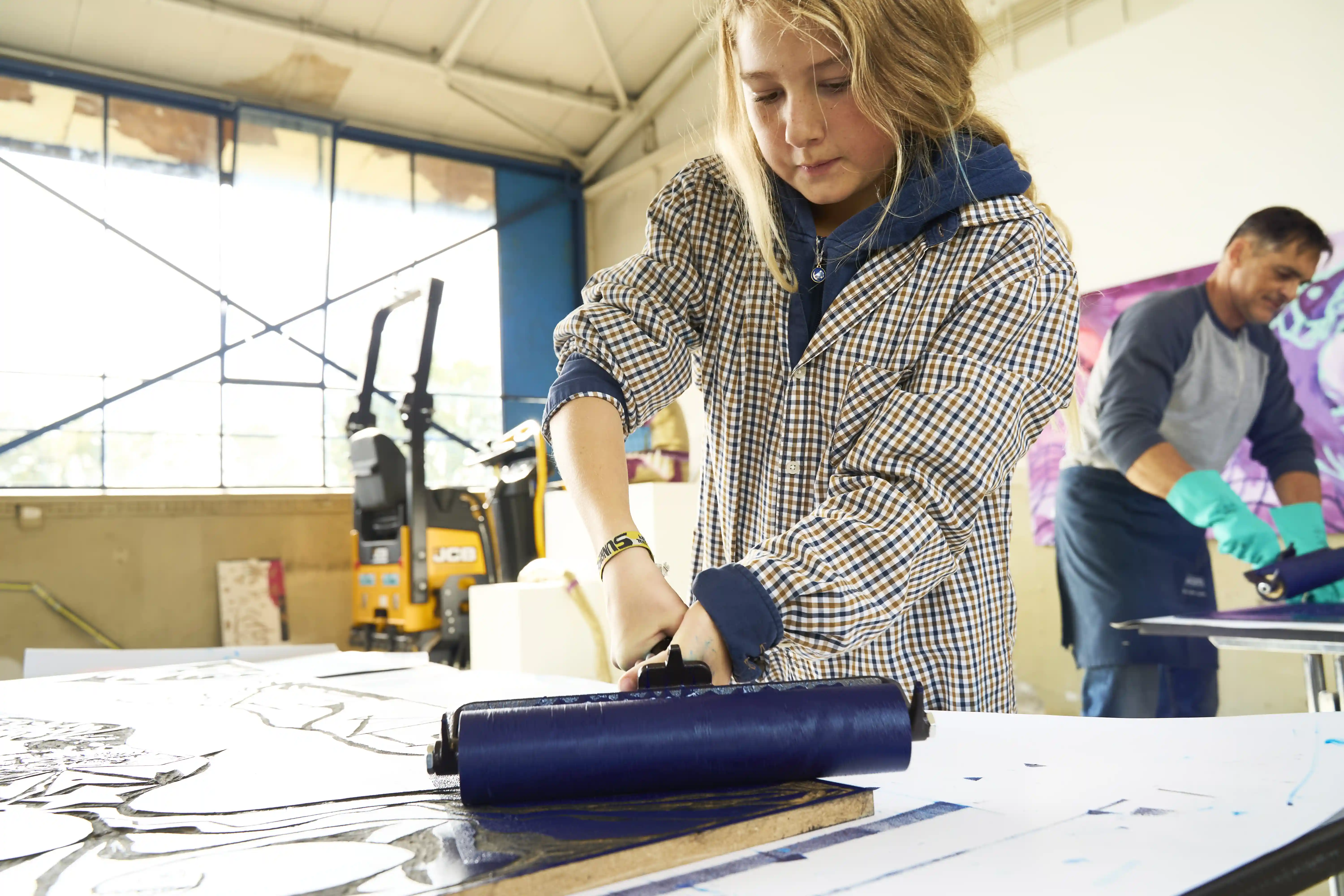 Teilnehmende beim Walzen im workshop Eine Botschaft - Ein kollektives Bild, Sept. 2024, gefördert von dem Bundesprogramm Demokratie leben!